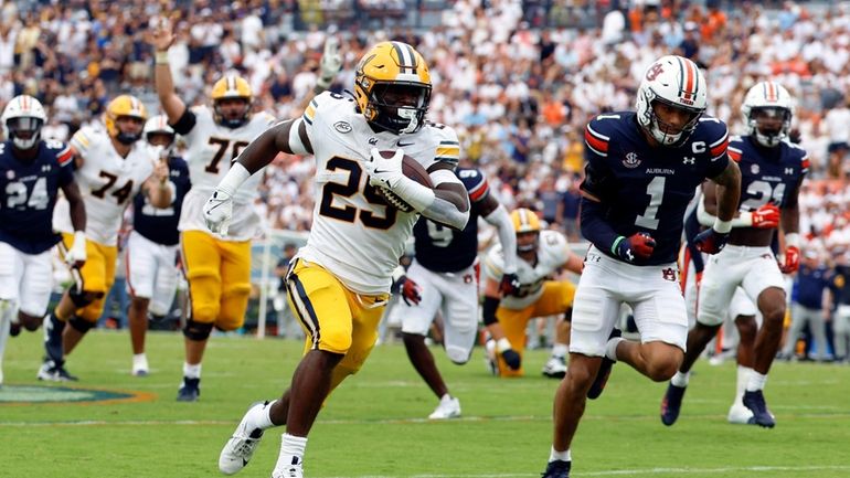 California running back Jaivian Thomas (25) carries the ball in...