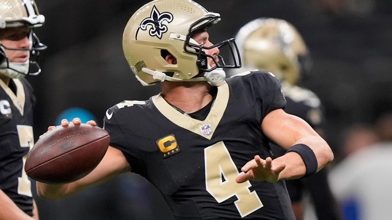 New Orleans Saints quarterback Derek Carr (4) warms up before...