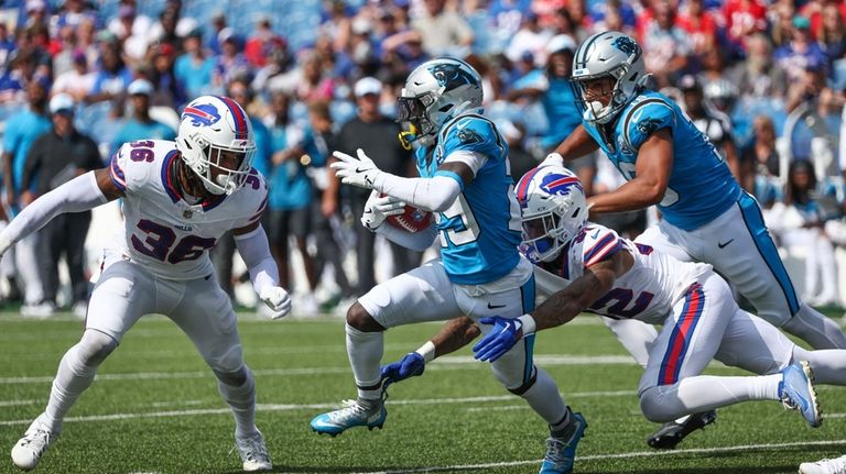 Carolina Panthers Quandre Mosely (39) returns a kickoff in the...