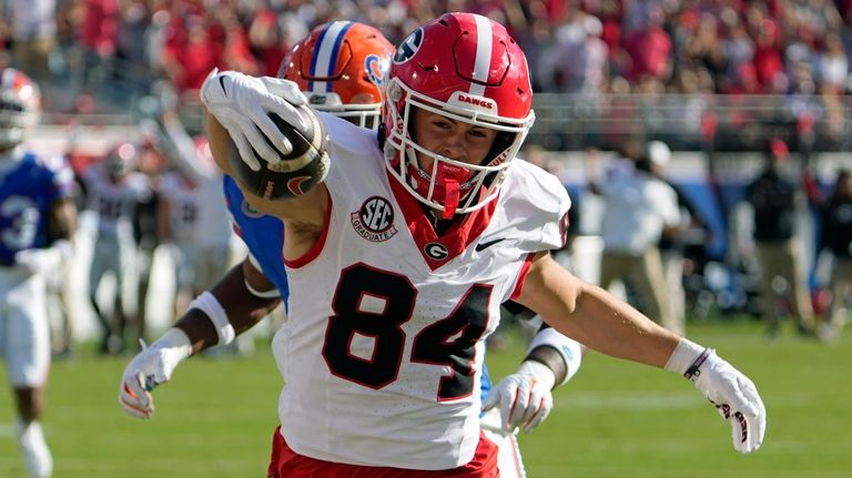 Georgia wide receiver Ladd McConkey (84) crosses the goal line...