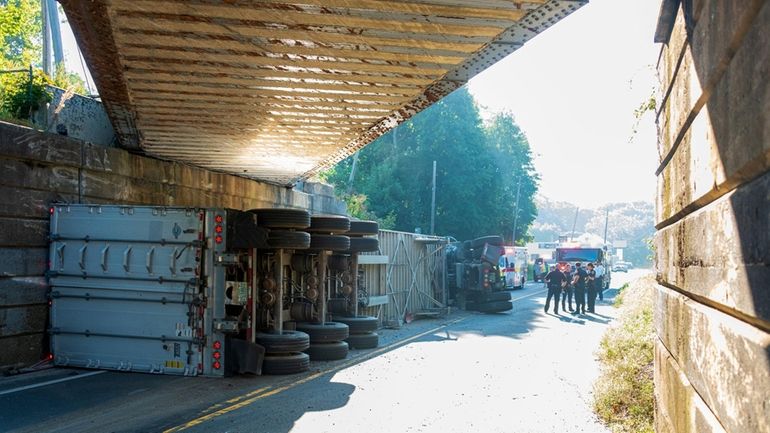 An eastbound tractor-trailer struck a LIRR overpass on Montauk Highway...