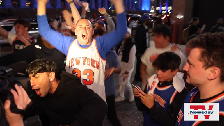 Excited Knicks fans flock to Garden - Newsday