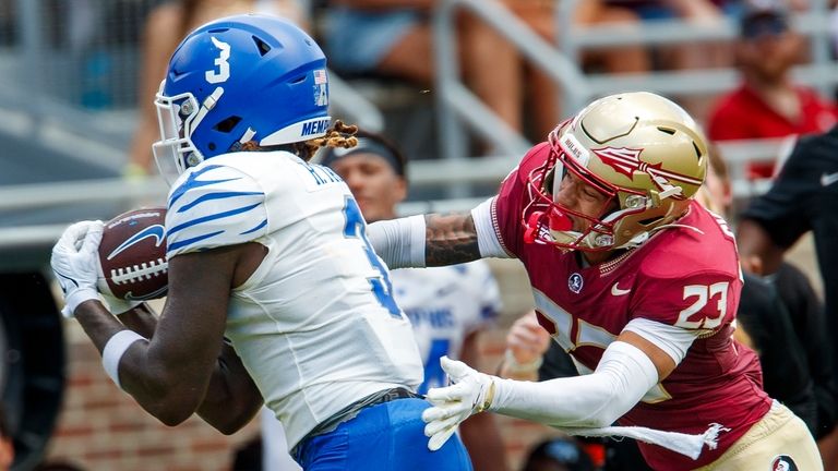 Memphis wide receiver Roc Taylor (3) pulls a pass in...