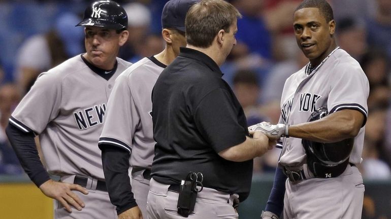 Yankees' Mark Teixeira leaves with wrist injury