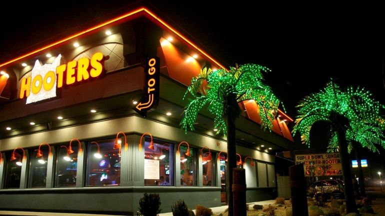 30 Things You Probably Didn't Know About Working at Hooters