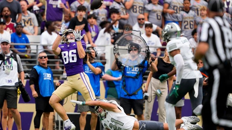 Washington tight end Decker DeGraaf (86) makes a catch for...