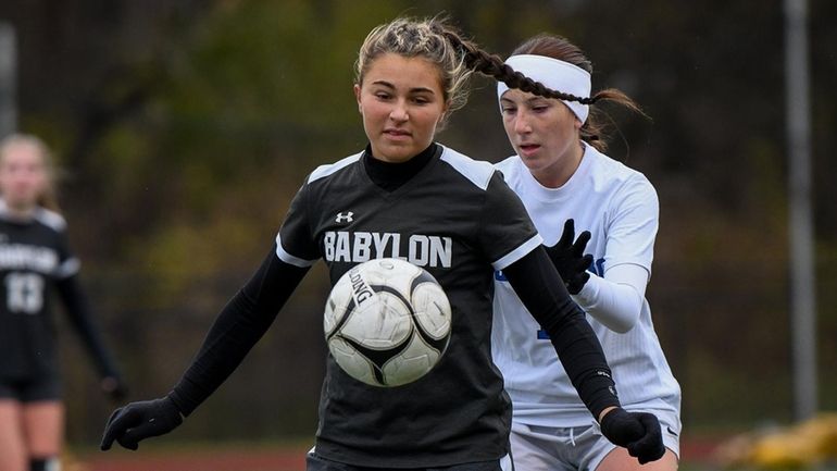 Babylon's Sophia Conti, center, and Haverling's Leah Krelie play in...