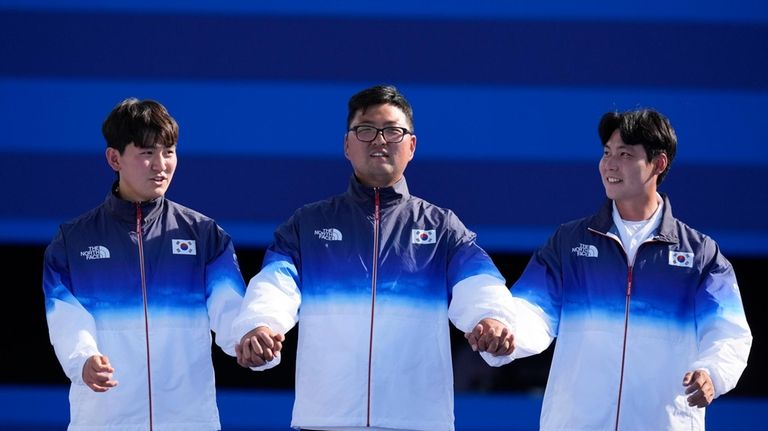 Gold medal winners, South Korea's Je Deok Kim, left, Woojin...