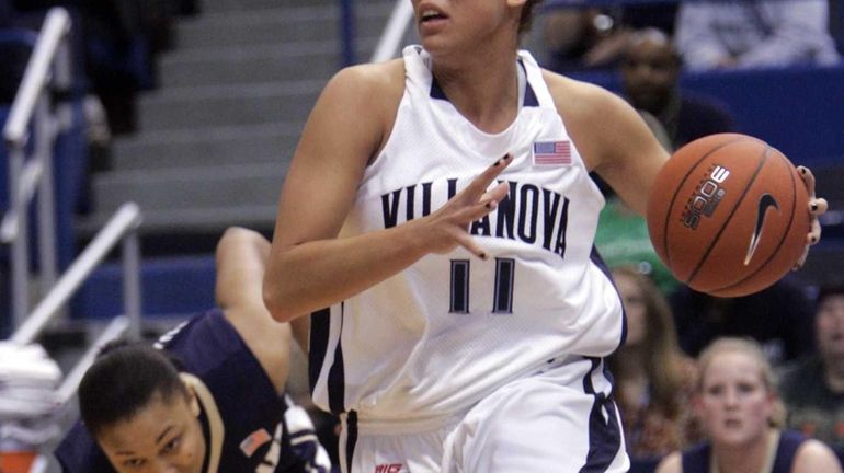 Villanova's Lisa Karcic runs the ball past Notre Dame's Erica...