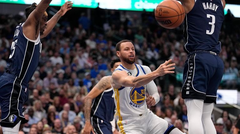 Golden State Warriors guard Stephen Curry (30) makes a pass...