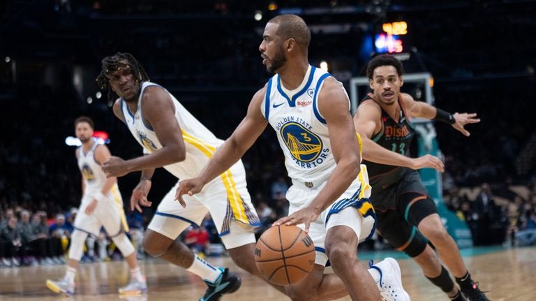 Golden State Warriors guard Chris Paul (3) dribbles the ball...