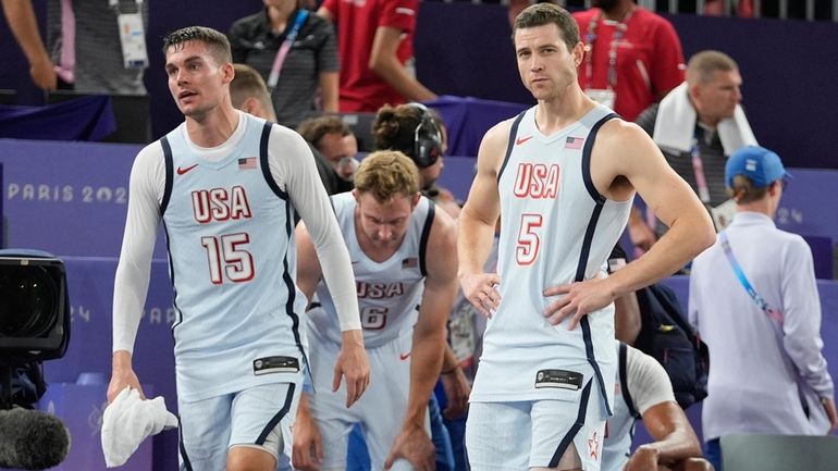 Dylan Travis (15), of the United States, Jimmer Fredette (5)...