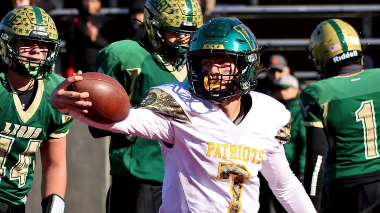 Ward Melville QB Andrew Belli runs 34 yards for the...