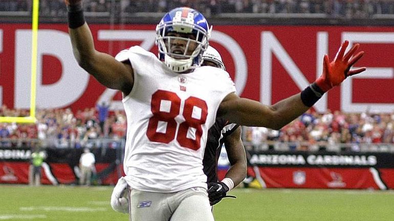 New York Giants wide receiver Hakeem Nicks (88) scores the...