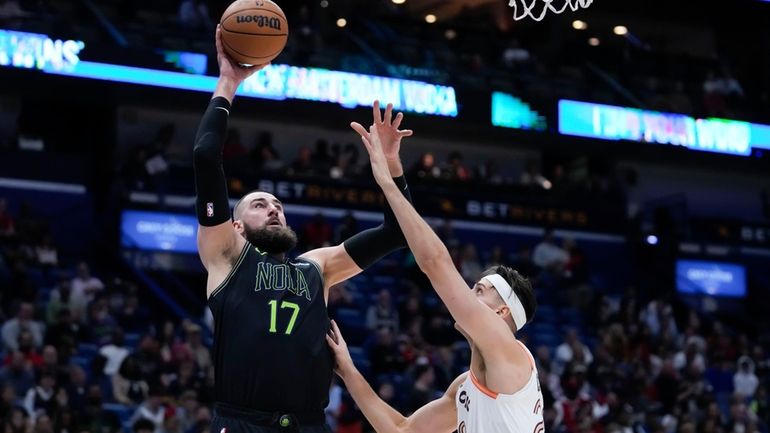 New Orleans Pelicans center Jonas Valanciunas (17) shoots against San...