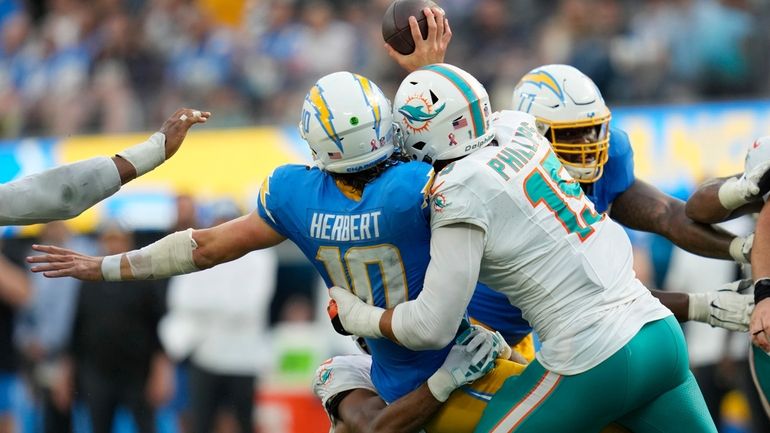 Dolphins' defense hoping to adjust, stop the run after poor performance  against Chargers - Newsday