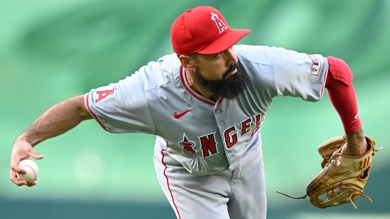 Los Angeles Angels third baseman Anthony Rendon fields a short...