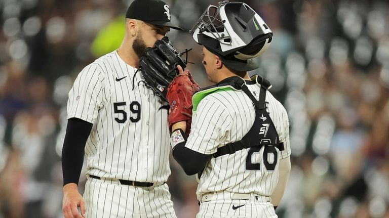 Chicago White Sox's Sean Burke, left, chats with catcher Korey...