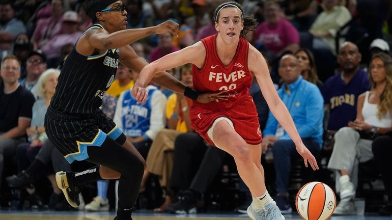 Chicago Sky guard Diamond DeShields, left, guards Indiana Fever guard...