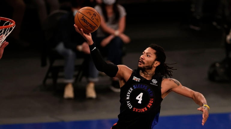 Knicks guard Derrick Rose drives to the basket during the...
