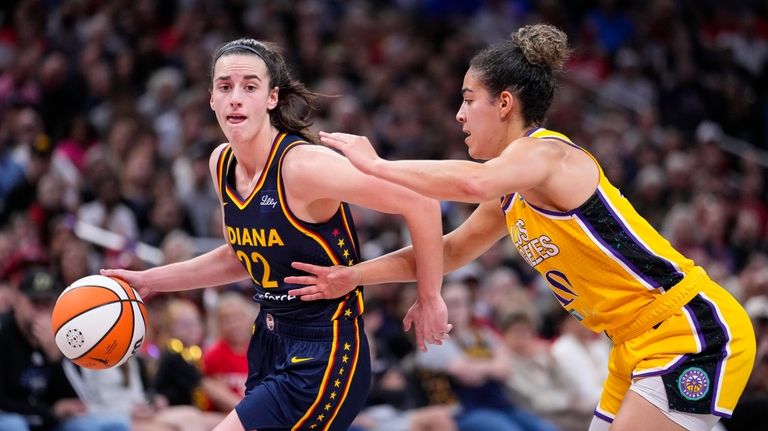 Indiana Fever guard Caitlin Clark (22) drives on Los Angeles...