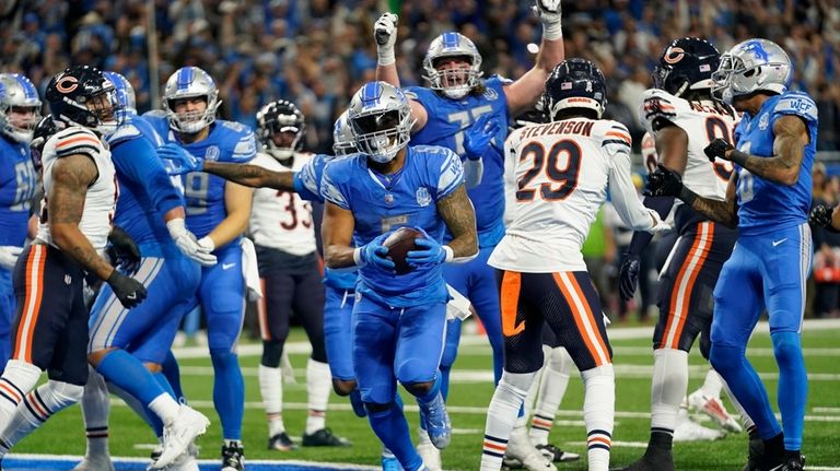 Detroit Lions running back David Montgomery (5) runs in the...