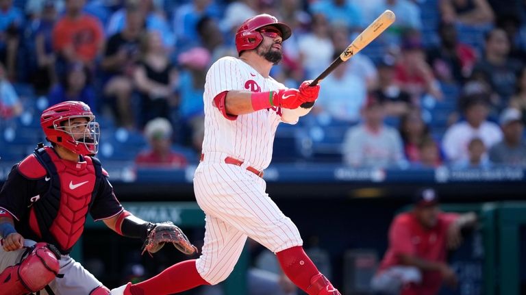 Kyle Schwarber homers twice as Phillies move within two games of a