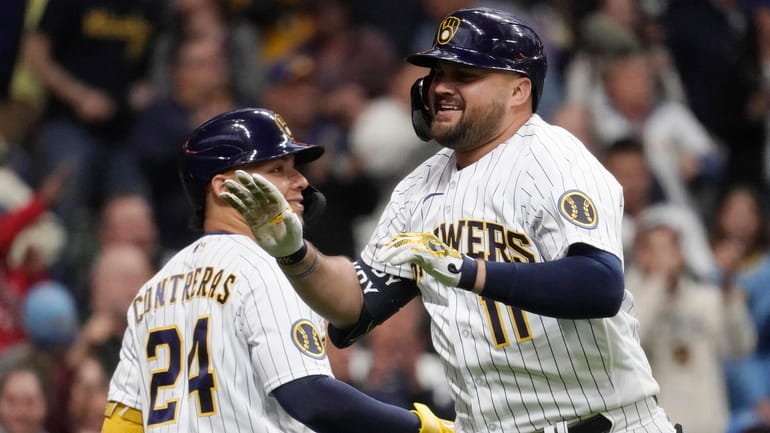 Contreras' 7th-inning double leads Brewers over Phillies 5-3
