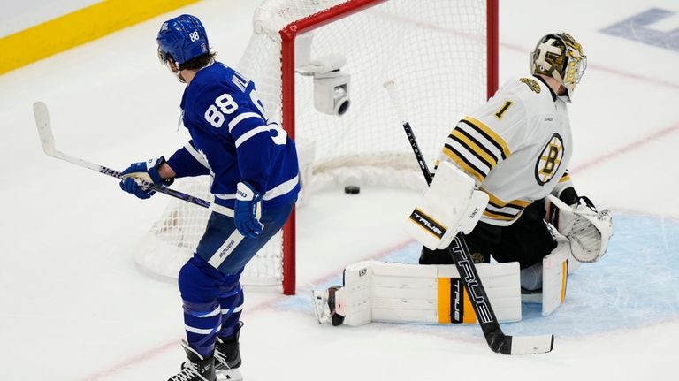 Toronto Maple Leafs' William Nylander (88) scores against Boston Bruins...