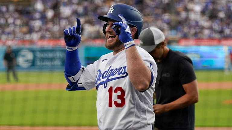 Dodgers win in 12th on bases-loaded walk, Muncy homers twice to