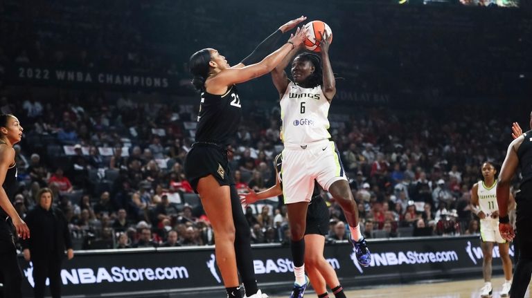 Dallas Wings forward Natasha Howard (6) tries to shoot past...