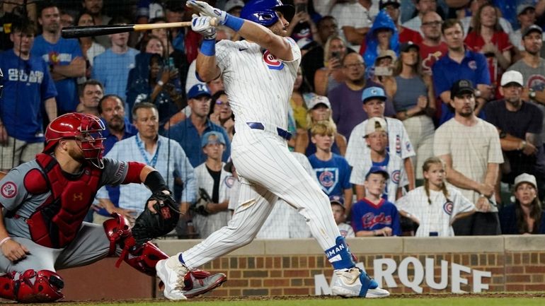 Chicago Cubs pinch hitter Mike Tauchman, right, hits a walkoff...