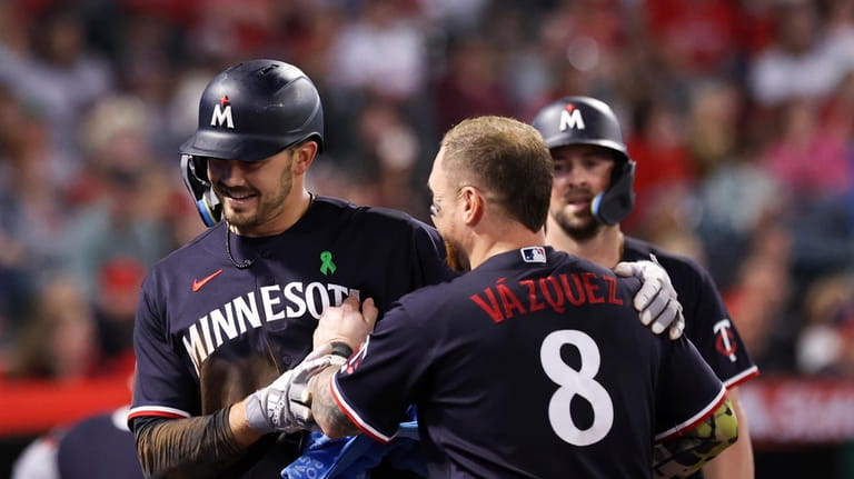 Abrams stays hot, homers on his bobblehead night as the Nationals rout the  Giants 10-1