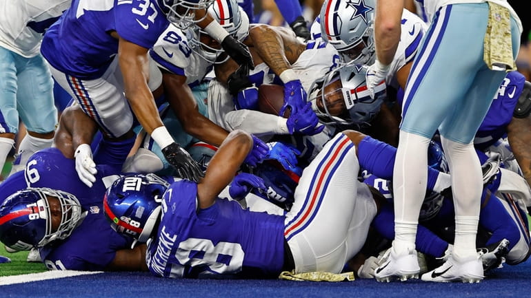Cowboys running back Rico Dowdle, center, scores a touchdown between Giants...