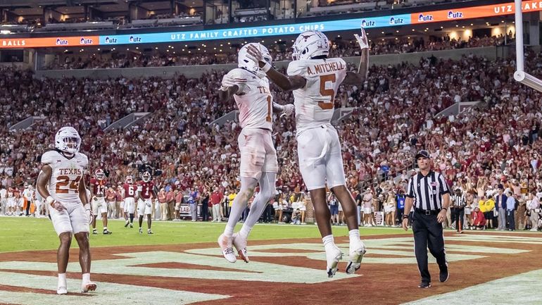 Texas wide receiver Xavier Worthy (1) and Texas wide receiver...