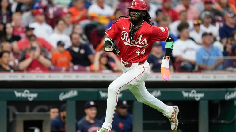 Cincinnati Reds' Elly De La Cruz runs towards home plate...