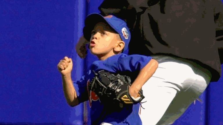 Mets pitcher Mike Hampton, rear, and Patrick Mahomes Jr., son...