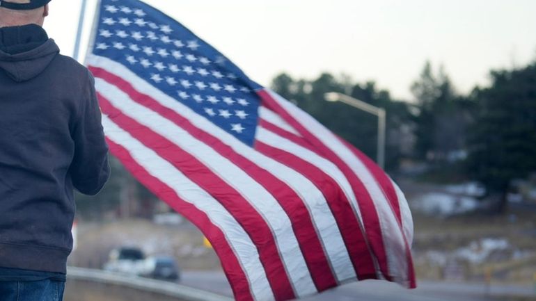 An American flag became a concern for two Navy veterans.