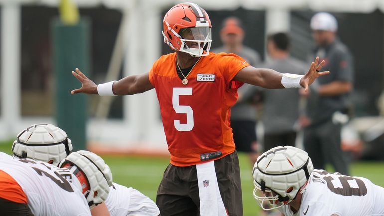 Cleveland Browns quarterback Jameis Winston (5) during an NFL football...