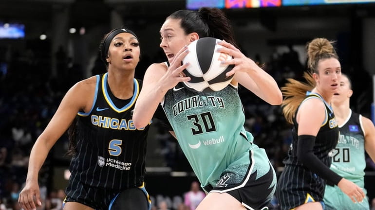 New York Liberty's Breanna Stewart (30) drives to the basket...