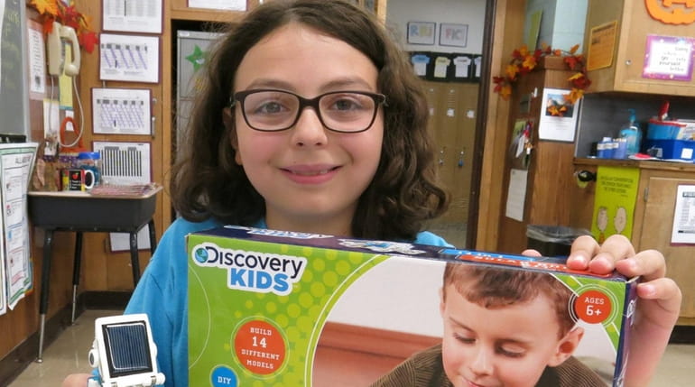 Kidsday reporter Lily Di  Benedetto reviewed the Solar Robot kit.