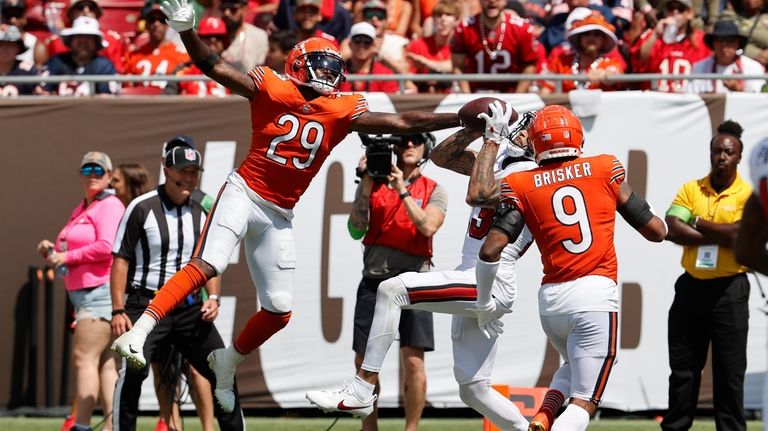 Tampa Bay Buccaneers wide receiver Mike Evans (13) catches a...