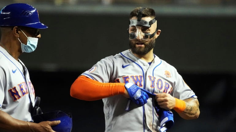 Look: Mets' Kevin Pillar switches from clear mask to black