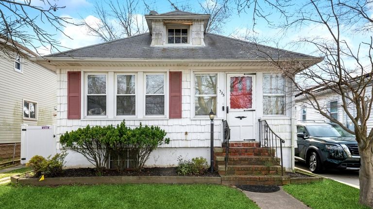 This $589,900 Hewlett home is nearly 1,400 square feet.