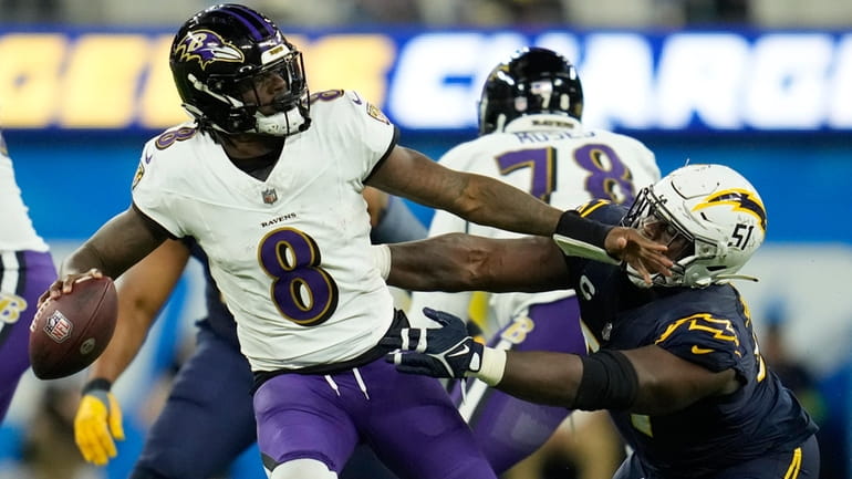 Baltimore Ravens quarterback Lamar Jackson (8) is pressured by Los...