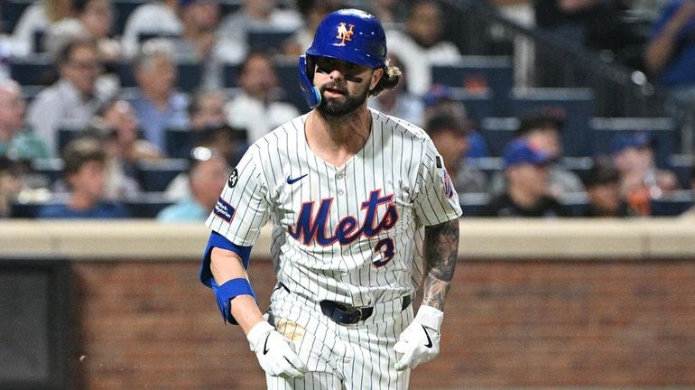 Mets right fielder Jesse Winker looks to the dugout as...