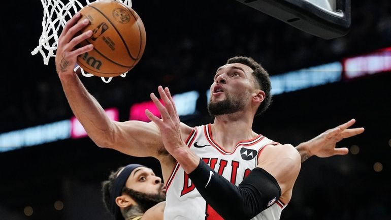 Chicago Bulls' Zach LaVine (8) scores past Toronto Raptors' Gary...