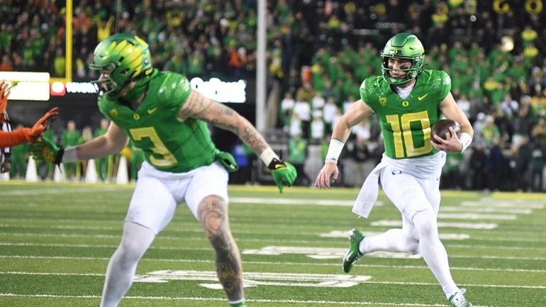 Oregon quarterback Bo Nix (10) runs for a touchdown during...