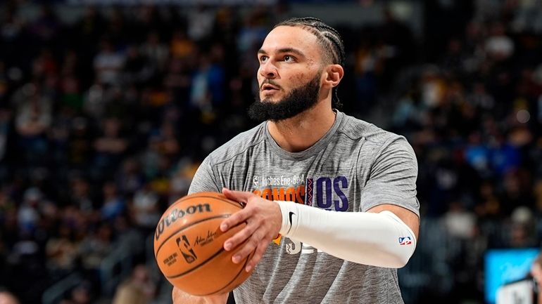 Phoenix Suns forward David Roddy (21) warms up before an...