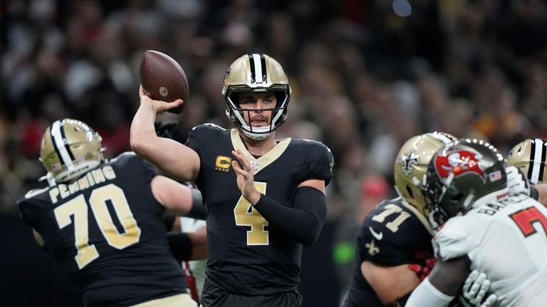 Baker Mayfield has 3 TD passes, ailing Derek Carr ineffective as Buccaneers  top Saints 26-9